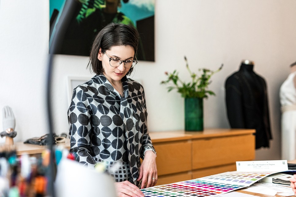Hegedűs Zsanett szerint a tudatos vásárlók előnyben részesítik a természetes és tartós anyagokat a környezetbarát megoldások érdekében.