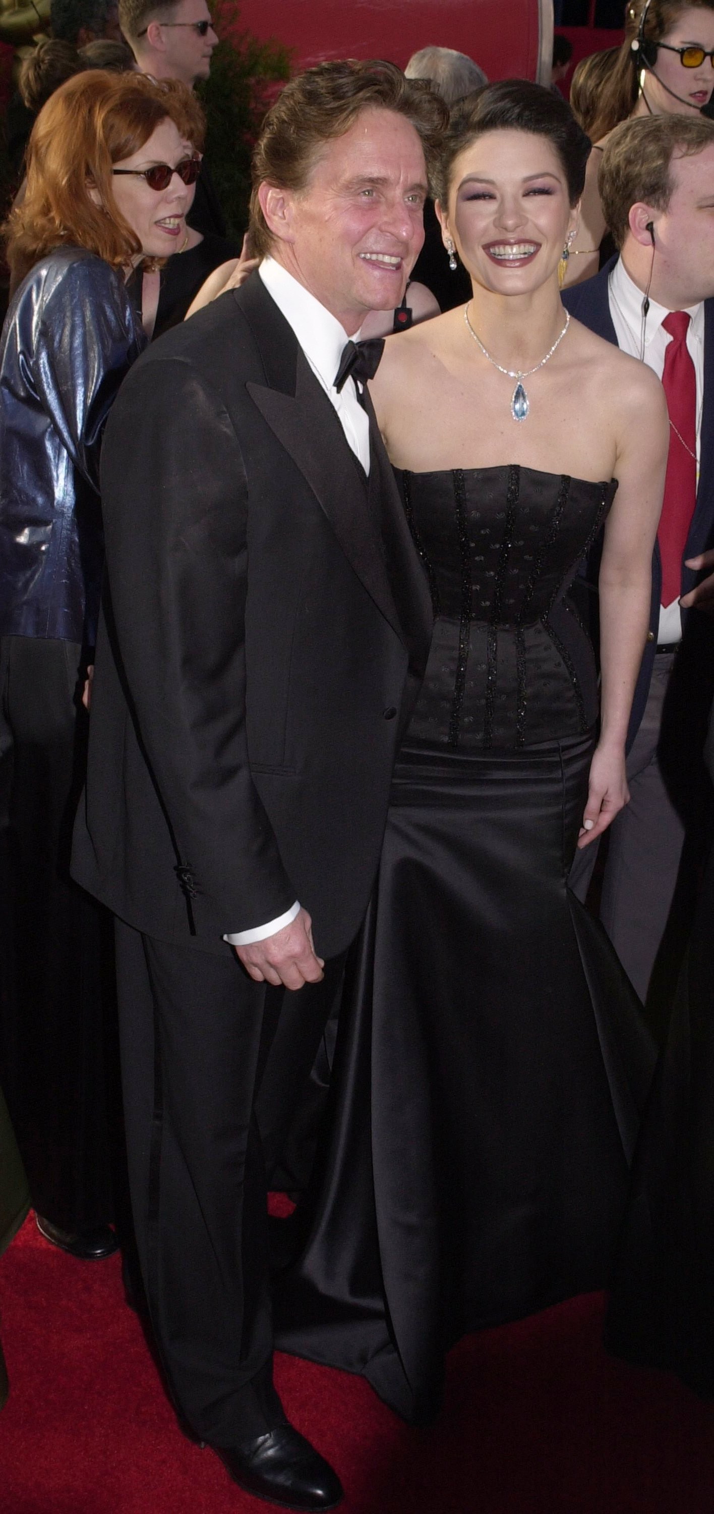 Catherine Zeta-Jones és Michael Douglas 1998-ban találkoztak, és 2000-ben házasodtak össze egy fényűző ceremónia keretében, New Yorkban. A fotón friss házasokként, 2001-ben láthatók a 73. Oscar-gálán.