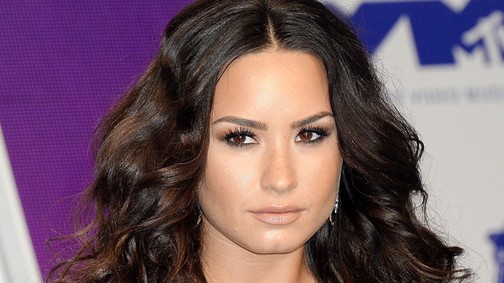 Demi Lovato meztelen felsőben partizott, eláll a lélegzet