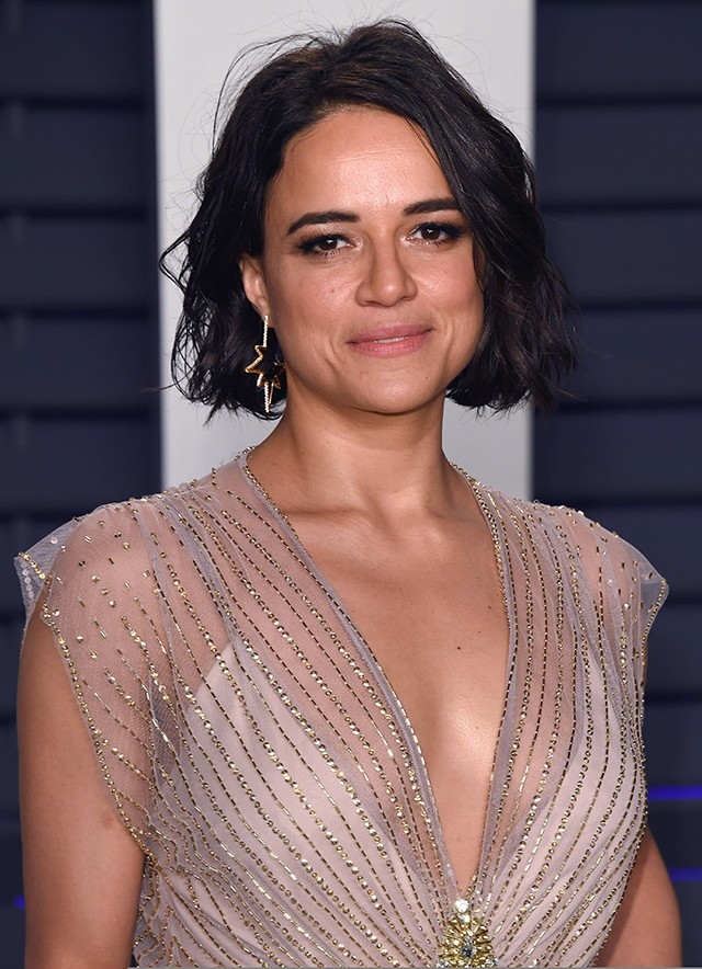 Michelle Rodriguez laza hullámokkal viseli a bubifrizuráját