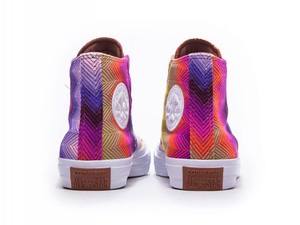 A szivárványos Converse cipőtől azonnal jó kedved lesz