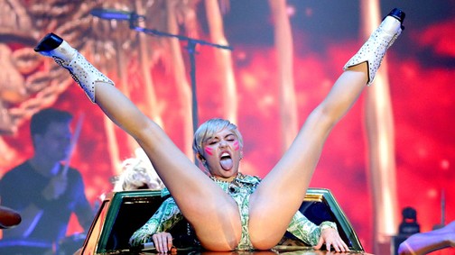 Mi bajod azzal, ha Miley Cyrus műpéniszt szopogat?