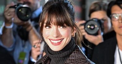 Anne Hathaway Az ördög Pradát visel filmbéli karakterének öltözött a divathéten