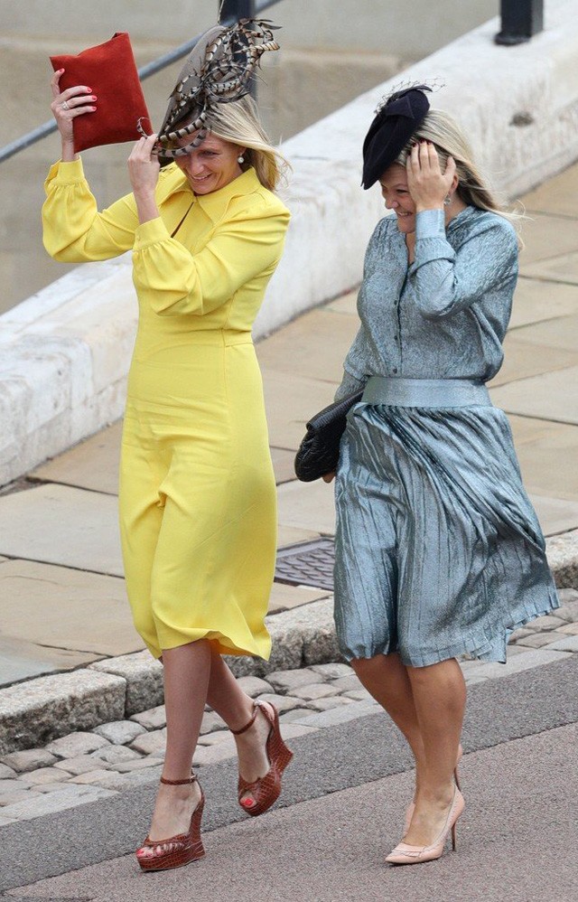 Csak úgy repkednek a kalapok: Eugénia hercegnő esküvőjén minden vendég a széllel küzd