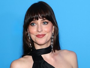 Dakota Johnson a világ legapróbb bikinijében robbantja be a nyarat: elképesztő formában van a színésznő