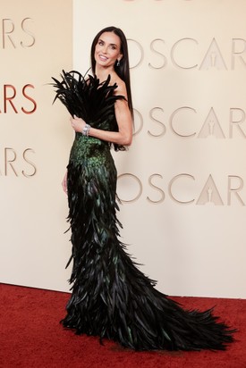 A grúz divattervező, Demna Gucci-kollekciójából származó alkotás nagyon feltűnő belépőt jelentett a színésznő számára, és bár elölről is mutatós volt, a tollas uszály azért még tudta fokozni a hatást. 