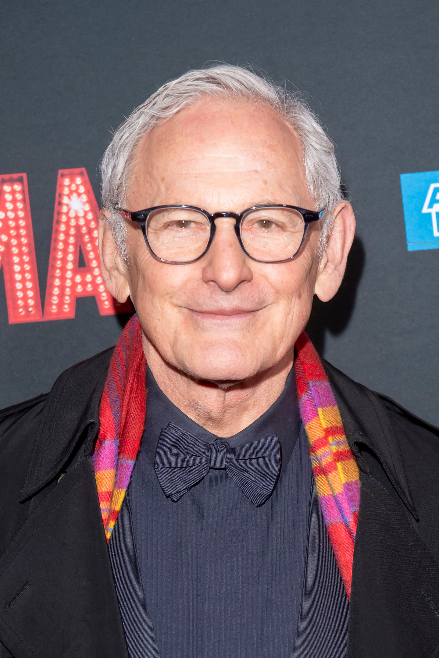 Victor Garber (Professor Callahan) - A filmben a megkérdőjelezhető erkölcsű professzort játszotta, akit Elle kikosarazott. Garber közkedvelt karakter- és színpadi színész, aki a Broadway-en is rendszeresen fellép, illetve számos sorozatban láthattuk.