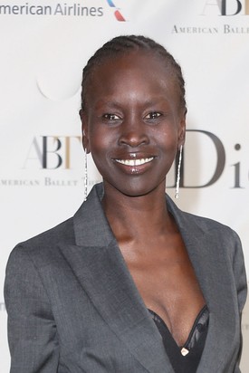 Alek Wek hajánál rövidebbet nem igazát tudunk elképzelni. A modell mindenkinek belevésődött a tudatába, amikor megjelent ilyen rövid frizurával a kifutón 1995-ben.