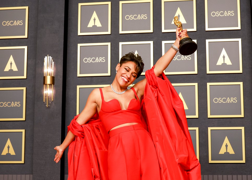 Ariana DeBose történelmet írt: Ő az első queer, aki Oscar-díjat kapott!