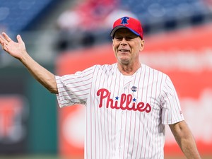 Gyanús dolgot szúrtak ki Bruce Willis rajongói, aggódnak a nagybeteg színészért