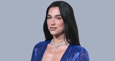Dua Lipa melltartós szettjéből egyszerre árad a meztelenség és a sikk, egyszerűen gyönyörű az énekesnő