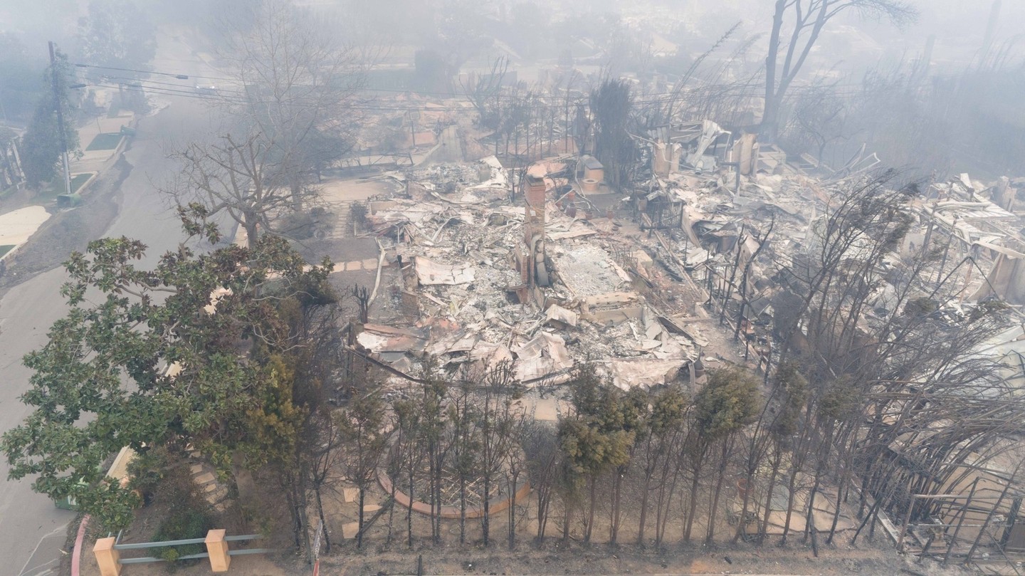 Anna Faris színésznő otthonából a tűzvész pusztítása után csak romok maradtak. 