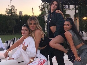 Ilyen még nem volt: cuki fotón az összes Kardashian-Jenner csemete