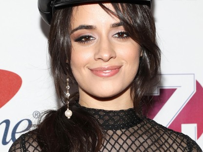 Camila Cabello huncut rendőrnőnek és égősornak öltözött a karácsonyi buliban! 