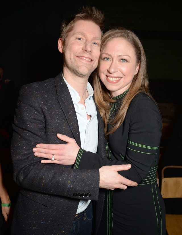 A leköszönő Christopher Bailey és Chelsea Clinton