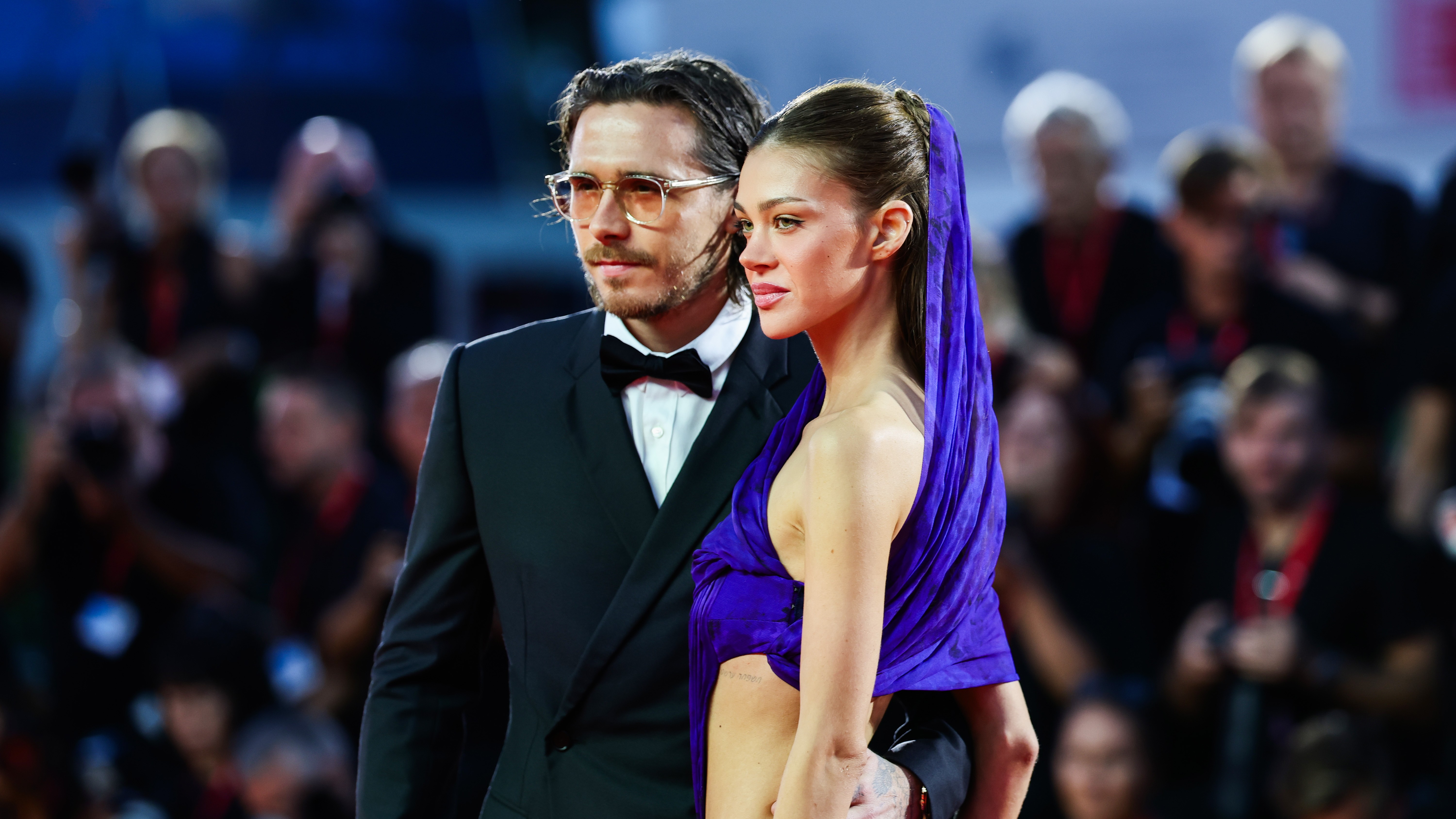 Nicola Peltz Beckham élete legmerészebb ruhájában perzselte fel a Velencei Filmfesztivál vörös szőnyegét