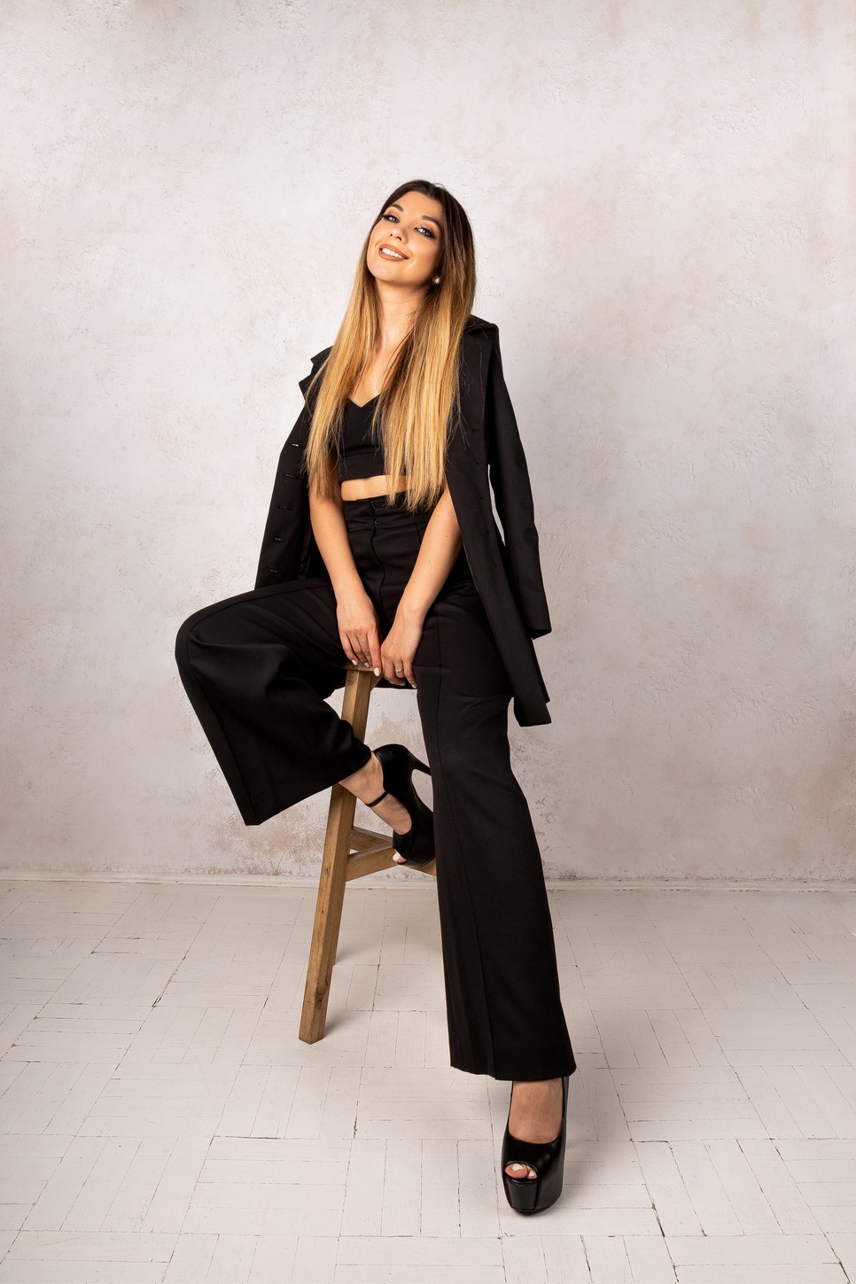 Ez az elegáns, komoly vonal is elképesztően jól áll Erdély Kittynek