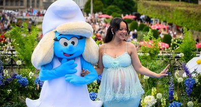 Rihanna Chanel meztelenruhában villantotta meg gömbölyödő pocakját: ő a legstílusosabb kismama, akit valaha láttunk