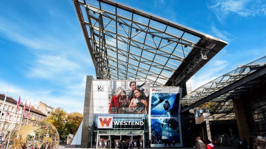 Ideális parkolás a belvárosban, ahonnan könnyen be lehet szerezni mindent az ünnepekre.