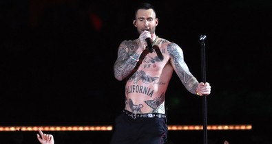 A Maroon 5 elképesztő show-t adott a Super Bowlon, mégis mindenki Adam mellbimbójáról beszélt