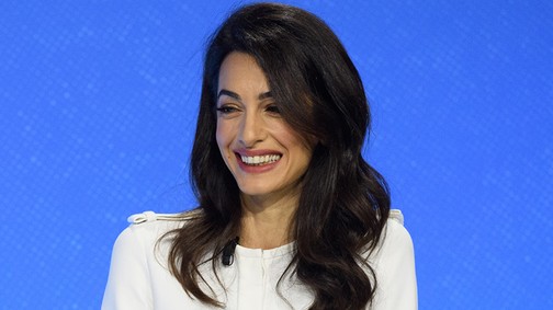 Őrület: Amal Clooney ruháját egy afgán agár is megirigyelné