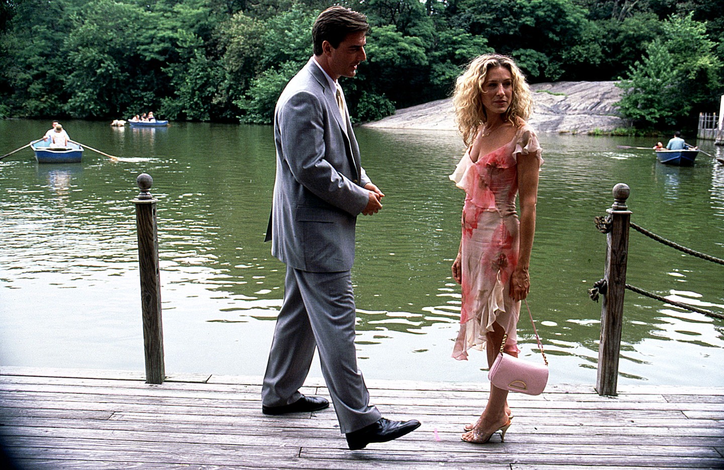 Ez a káprázatos, virágmintás Richard Tyler kreáció már csak azért is emlékezetes, mert láthattuk, hogy néz ki csuromvizesen. Carrie ugyanis akkor viseli, amikor találkozik Mr. Biggel, és végül a Central Park-i tóban kötnek ki.