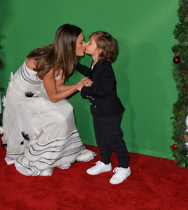 Így cukiskodott családjával Alessandra Ambrosio! Annyira aranyosak!