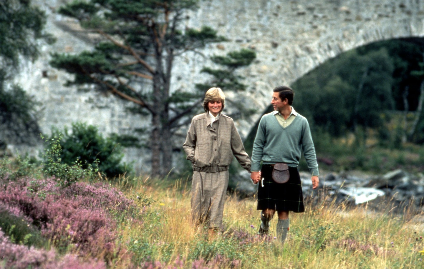 A nászútjuk után Skóciába repültek, és a külvilág számára úgy tűnt, teljesen odavannak egymásért. 