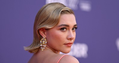 Florence Pugh átlátszó ruhában uralta a vörös szőnyeget