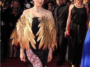 Laeticia Casta arany tollakba borult