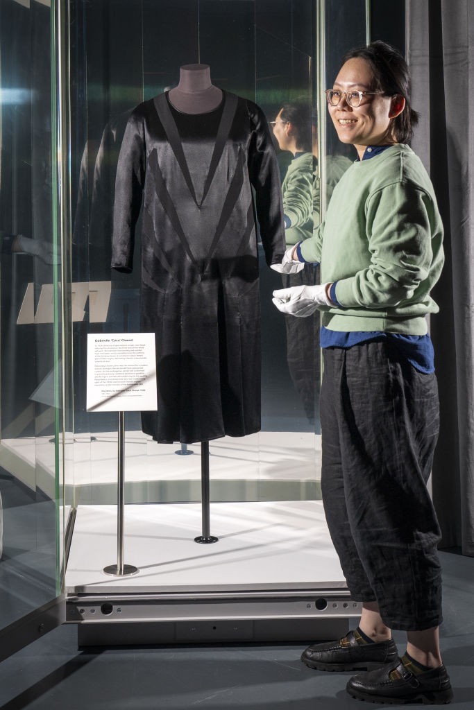 A Vogue az 1926-os októberi számában mutatta be a világnak a Chanel kis feketéjét. (Ezen a fotón az eredeti kis fekete ruha látható,  Yufei Xiang textilrestaurátor kezei között.) A majdnem 100 évvel ezelőtti lapszámban egy illusztráción mutatták be a fekete térd alá érő ruhát. Ezt az új ruhastílust Henry Ford forradalmi Ford T-modell autójához hasonlították. Bár megjelenése óta rengeteg változáson ment át, alapállítása nem változott az évek során: a kifinomultságot, az eleganciát és a sokoldalúságot szimbolizálja, valamint azt, hogy az egyszerű sokszor igenis nagyszerű, és nem kell túlgondolni a dolgokat. 