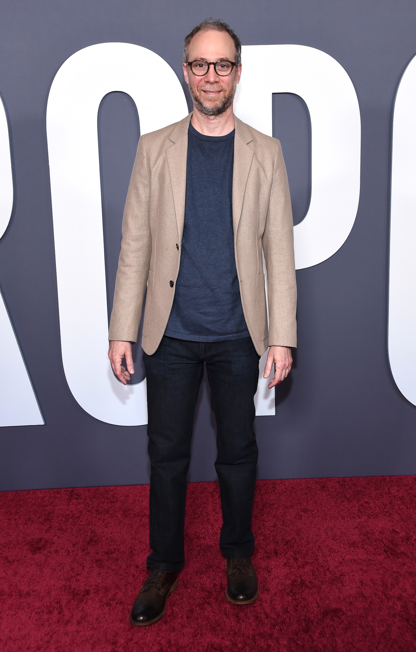 A Kibukott című sorozat premierjén már szakállal és szemüvegben vonult végig a vörös szőnyegen. (2022)