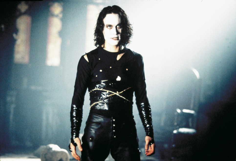 A holló forgatása közben elhunyt Brandon Lee-t a még fel nem vett jelenetekbe számítógépes technikával varázsolták oda