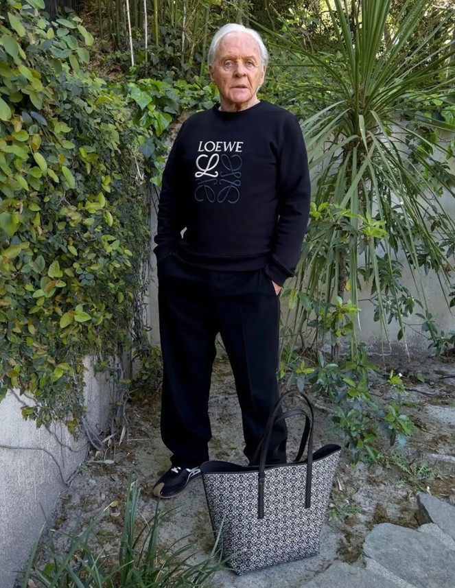 Anthony Hopkins, akinek három és félmillió Tiktok-követője van, a Loewe reklámarcaként is szerepelt
