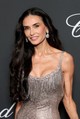 Tükörfényes tincsek: A Demi Moore-éhoz hasonló fényes haj kulcsa a haj egészsége. A rövidre vágott haj ápolása egyszerű, de ahogy nő, több figyelmet kell fordítani a haj középső hosszára és a hajvégekre.