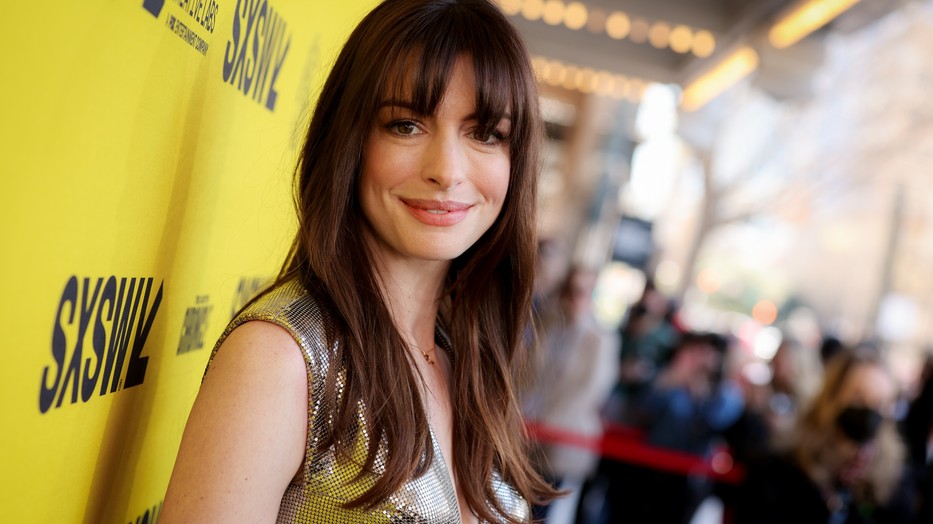 Anne Hathaway transzgender zászlós táskával támogatja a transzgender közösséget