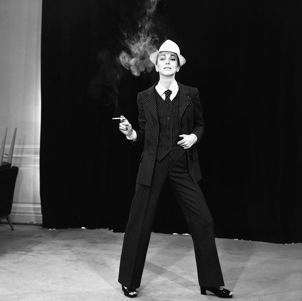 Az YSL 1966-os őszi/téli kollekciójának sztárja, a "Le Smoking" darab volt. Ez volt az első kifejezetten nők számára tervezett szmoking, amelyet a Niki de Saint Phalle művésznő által viselt férfi öltönyök inspiráltak.