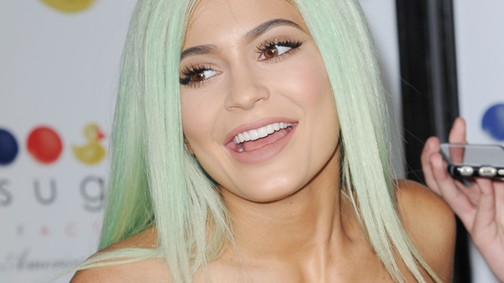 Eddig tartott Kylie Jenner szőkesége - pisztácia színre váltott