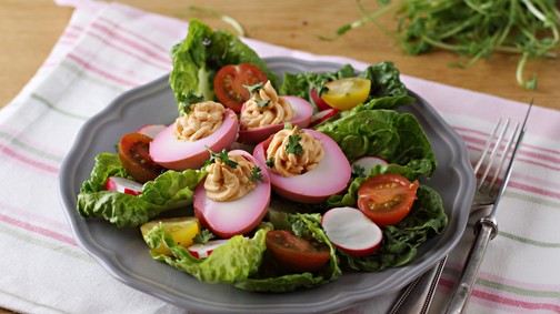 A húsvét egyik kedvence: céklában marinált töltött tojás - Recept