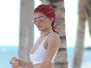 Kylie Jenner hófehér bikiniben fantasztikusan néz ki