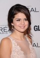 Selena Gomez 2012-ben vehette át a GLAMOUR Women of the Year díjat az Év nője kategóriában. A híresség fiatal kora ellenére már akkor is hatalmas hatást gyakorolt a zeneiparra és a társadalomra. 