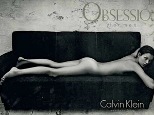 Szenzációs! 24 év után megmozdul Kate Moss híres, botrányos reklámfotója - fantasztikus videó