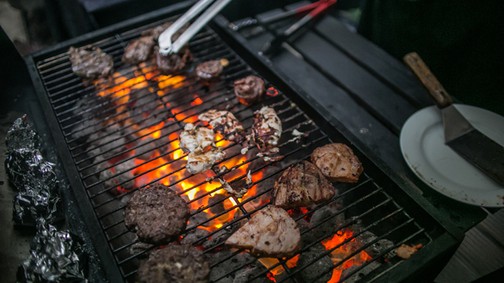 Nyári BBQ-estek az ARAZ Étterem belső teraszán