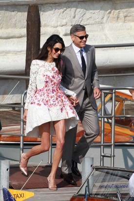 2014 - Bár Amal egyedi Oscar de la Renta esküvői ruhája számos magazin címlapjára felkerült (és a Vogue-ban is szerepel), ez a Velencében viselt Giambattista Valli couture alkotás az egyik legnépszerűbb darabja volt ennek az időszaknak. Az olasz divattervező 2014-es tavaszi kollekciójának részét képező fehér csipkeruhát színes virágok díszítették.