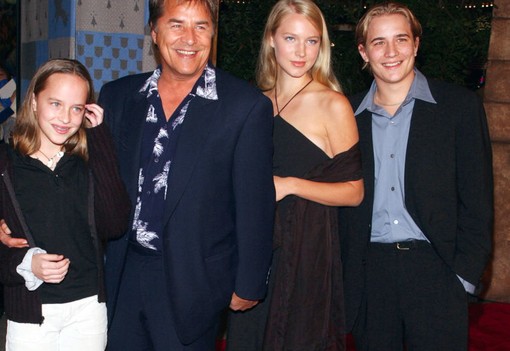 Így nézett ki Dakota Johnson fogszabályzóval és rövid hajjal, mielőtt a világ egyik legfelkapottabb színésznője lett