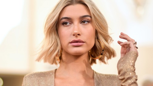 Hailey Bieber haja elképesztően rövid lett és SÖTÉTBARNA