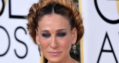 Sarah Jessica Parker rettenes kalácshajjal, menyasszonyi ruhában gálázott