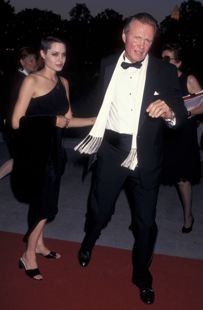 1997-ben Angelina Jolie hatalmas változáson esett át: tüsire vágott hajjal jelent meg egy Los Angeles-i premieren édesapja oldalán. 