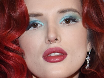 Hoppá! Bella Thorne szőrös lábbal pózol egy magazinnak