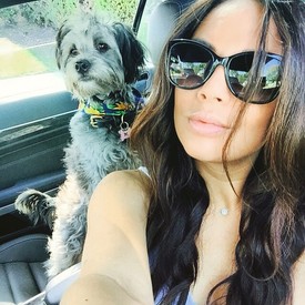 A Pretty Little Liars sztárja is csak a sorozatban lelketlen. A valóságban a tündéri Kleo szerető gazdija. A kutyus nem csak őrületesen cuki, de nagyon fotogén is. Janel szinte minden nap készít egy közös selfie-t kedvencével, ahol látni, hogy a kutyus egyáltalán nem szégyenlős és imád a kamera előtt pózolni. 